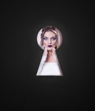 Kız, duygu ve makyaj anahtar deliği bir bakış.