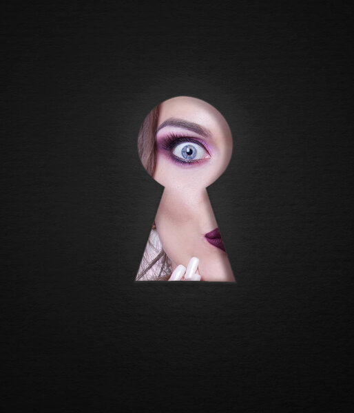 Взгляд через замочную скважину девушки, эмоции и макияж
.