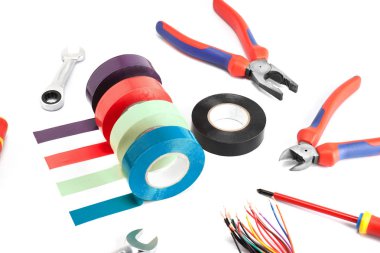 Beyaz arka plan üzerinde elektrikçi onarım ı için aletlerin bileşimi.