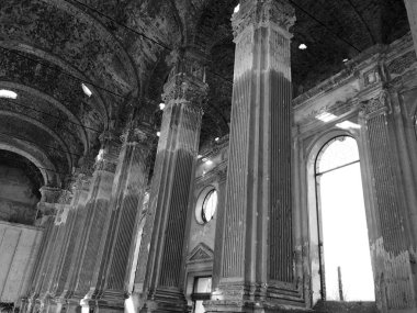 Ukrayna'da eski bir katolik kilisesinin yanmış terk edilmiş iç