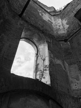 Ukrayna'da eski bir katolik kilisesinin yanmış terk edilmiş iç