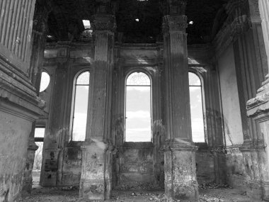 Ukrayna'da eski bir katolik kilisesinin yanmış terk edilmiş iç