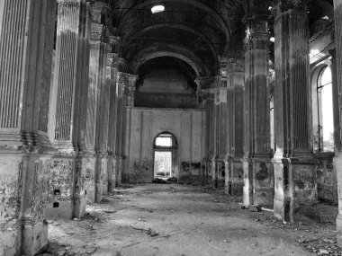 Ukrayna'da eski bir katolik kilisesinin yanmış terk edilmiş iç