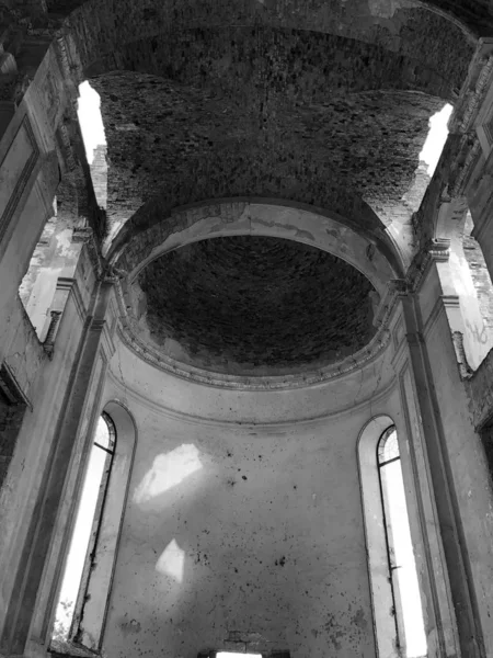 Quemado interior abandonado de una antigua iglesia católica en Ucrania —  Fotos de Stock