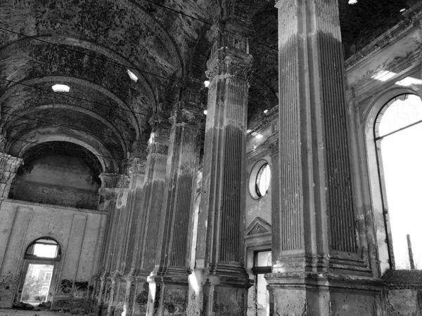 Quemado interior abandonado de una antigua iglesia católica en Ucrania —  Fotos de Stock