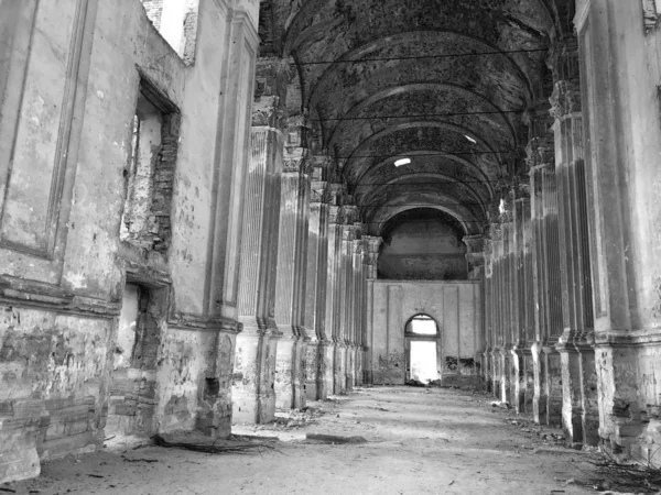 Verbrannte verlassene Innenräume einer alten katholischen Kirche in der Ukraine — Stockfoto