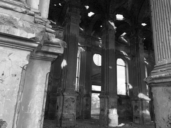 Quemado interior abandonado de una antigua iglesia católica en Ucrania —  Fotos de Stock