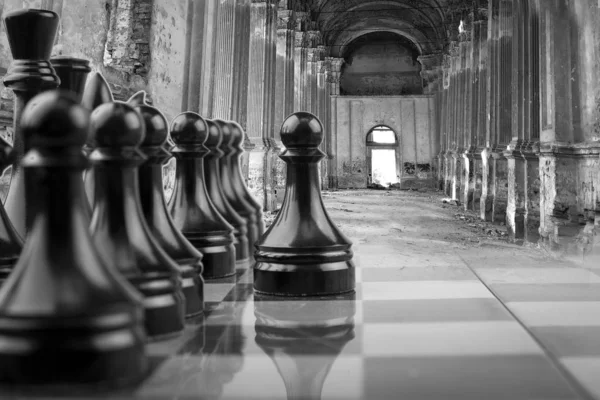 Шахматная доска черная пешка атака, логическая игра . — стоковое фото