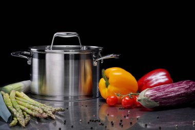 Mutfakta mutfak eşyaları, lezzetli yiyecekler için tencere. 