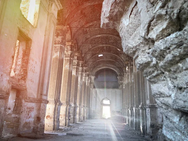 ウクライナの古いカトリック教会の焼け落ちた内部 — ストック写真