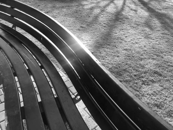 Patrón de formas geométricas en un banco de la calle bálsamo y blanco —  Fotos de Stock