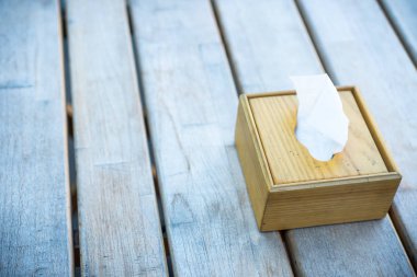 Yumuşak odak, bar ahşap bir masa üzerinde peçete kutusu.