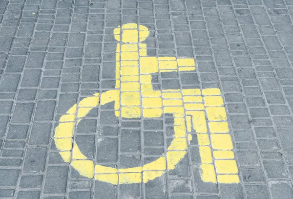Der Behindertenparkplatz das gezeichnete Schild. — Stockfoto