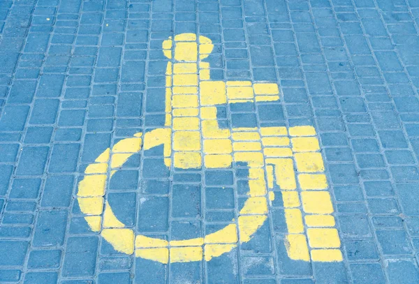 障害者用駐車スペース描かれた看板. — ストック写真