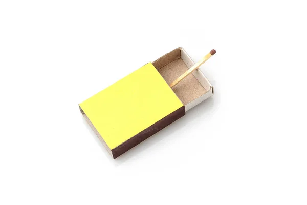 Matchs en bois naturel boîte jaune, sur un fond blanc . — Photo