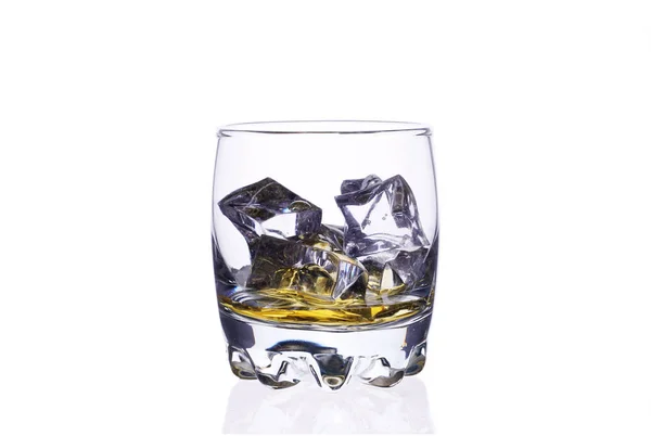 白い背景に氷のキューブを持つウイスキーのグラス. — ストック写真