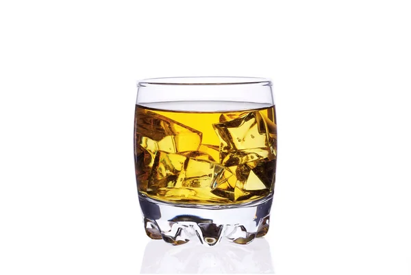 Ein Glas Whisky mit Eiswürfeln auf weißem Hintergrund. — Stockfoto