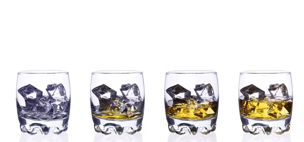 Egy pohár whisky jégkockákat fehér háttérrel. — Stock Fotó