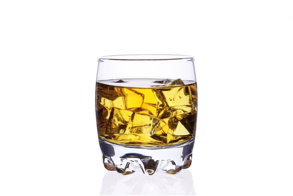 Een glas whisky met ijsblokjes op een witte achtergrond. — Stockfoto