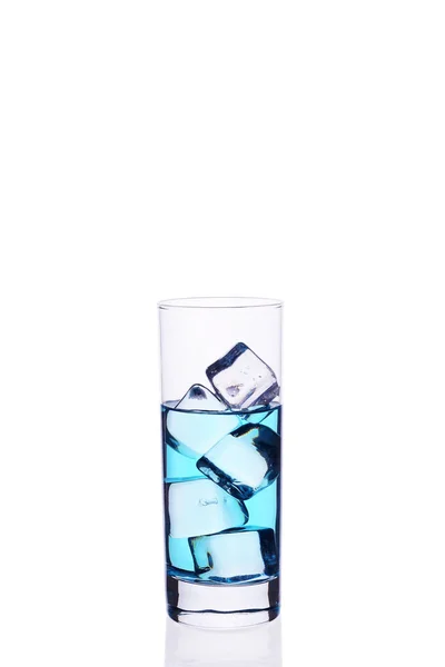 Скляний Стакан Наповнений Синім Коктейлем Кубиками Льоду Білому Фоні Ізольовані — стокове фото