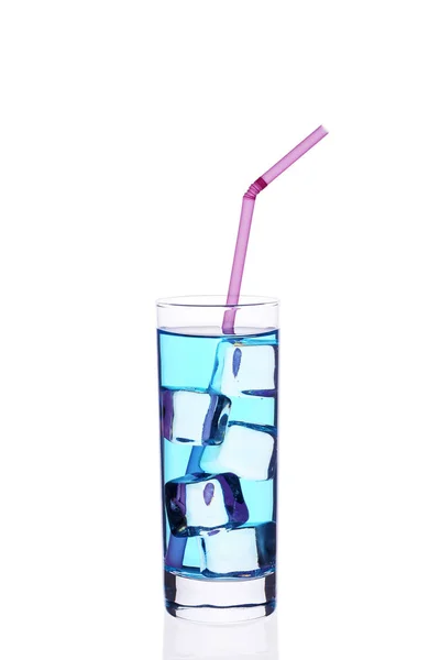 Une tasse en verre de cubes de glace bleu cocktail c tube sur un fond blanc . — Photo