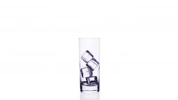 Glas Met Blauwe Cocktail Ijsblokjes Vullen Legen Stop Motion Witte — Stockvideo
