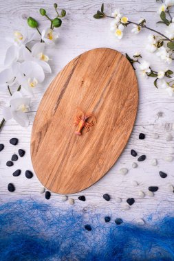 Yemek dilimleme veya rustik bir kart restoranda hizmet veren kurulu.