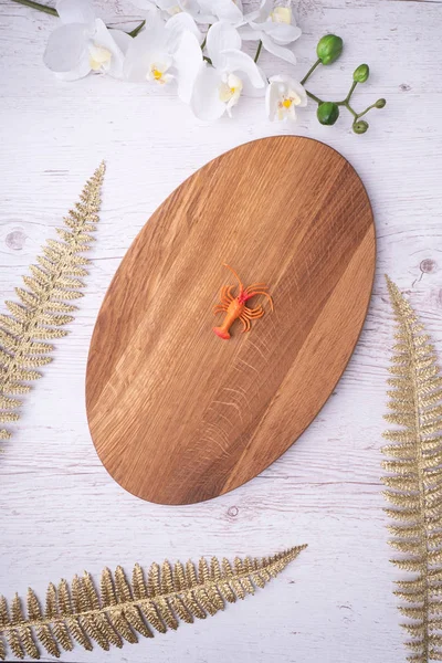 Bord voor het snijden van voedsel of serveren in een rustiek kaart restaurant. — Stockfoto