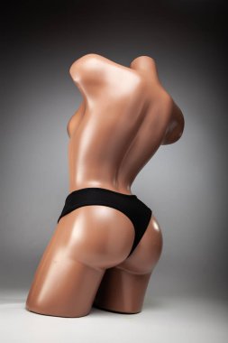 Bir kadın manken, şık deniz mayo üzerinde Giyim.