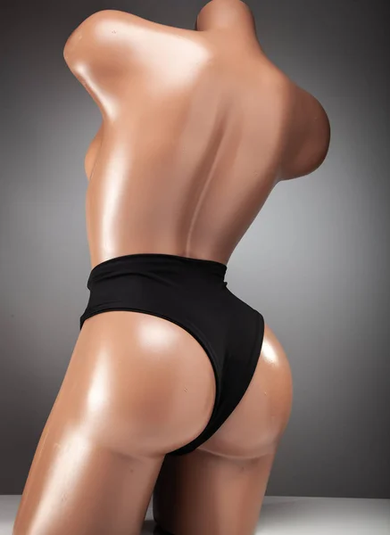 Vêtements sur un mannequin féminin, maillot de bain marin élégant . — Photo