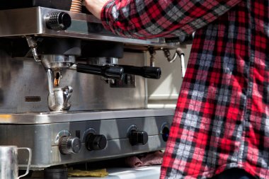 Barmen kahve, kapuçino, kakao, barda içki yapar.. 