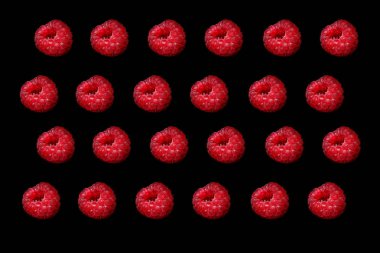 Sweet Pattern Kırmızı Ahududu, siyah bir arka plan üzerinde.