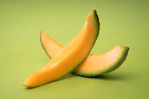Gesneden natuurlijke meloen, een gezond product vol vitaminen. — Stockfoto