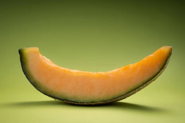 Cut Natural Melon, a healthy product full of vitamins. — Stock Photo, Image