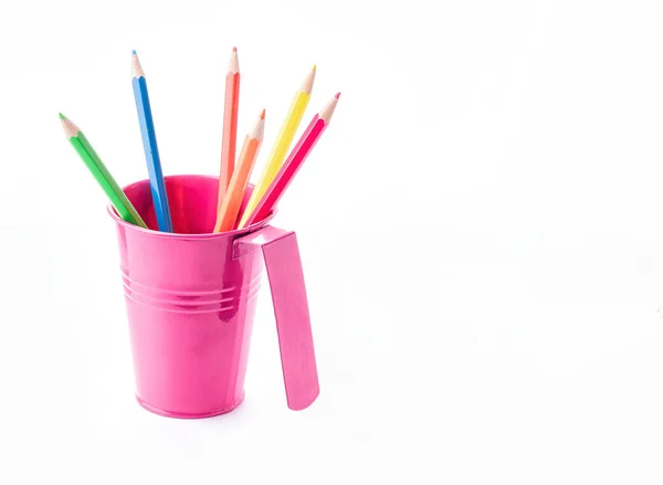 Pensil berwarna dalam ember yang terisolasi pada warna putih. — Stok Foto