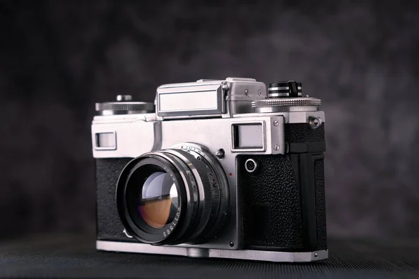 Stará filmová fotografická kamera, paměť životního stylu. — Stock fotografie