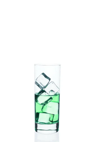 흰색 배경에 유리에 얼음 조각 녹색 음료. 차가운 칵테일 이국적인. 바에서 직접 토닉 액체. — 스톡 사진