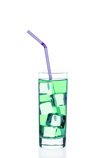 Bevanda verde con cubetti di ghiaccio in un bicchiere su sfondo bianco. Cocktail freddo esotico. Liquido tonico direttamente dalla barra . — Foto Stock