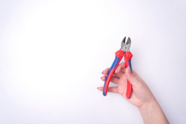 Nazik bir manikür ile moda kadının elini bir araç tutar. Güvenli iş, bir yazıt için yer. Yukarıdan görüntüleyin. Beyaz arka plan, zıt gölge.