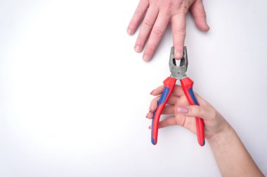 Nazik bir manikür ile moda kadının elini bir araç tutar. Güvenli iş, bir yazıt için yer. Yukarıdan görüntüleyin. Beyaz arka plan, zıt gölge.