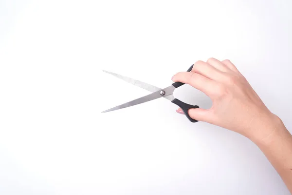 La mano de la mujer de moda con una manicura suave sostiene una herramienta. Trabajo seguro, lugar para una inscripción. Vista desde arriba. Fondo blanco, sombra contrastante . — Foto de Stock