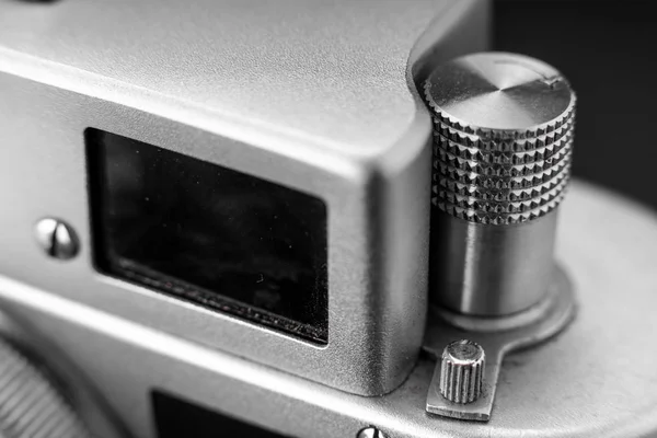 Retro vintage fotocamera onderdelen, metalen aluminium, macro schot. Film antiquiteiten, het verleden tijdperk van fotografen. Op een zwarte achtergrond, uitzicht vanaf de voorkant. — Stockfoto