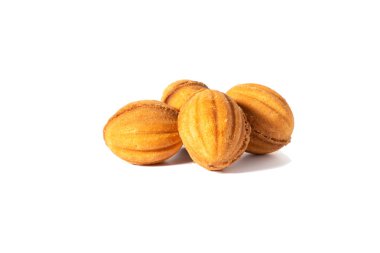 Shortbread tatlı kurabiye ceviz şeklinde yoğunlaştırılmış süt dolgusu ile. Beyaz bir arka plan üzerinde izole. Herhangi bir tatil için bir tedavi.