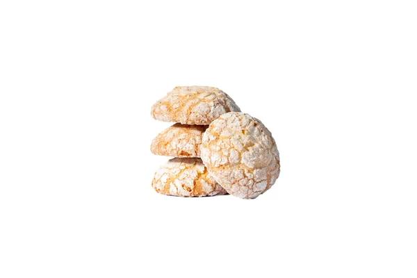 ショートブレッドの甘いクッキーは、コンデンスミルクフィリングとゴマ。白い背景の分離。休日のための御馳走. — ストック写真