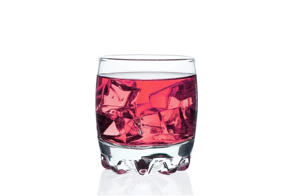 Vidrio con cubitos de hielo, barra de bebida refrigerada, bebida energética, líquido de color, aislar el fondo blanco . — Foto de Stock