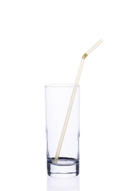 Beyaz arka planda meyve suyu için tüpü olan boş cam bardak..