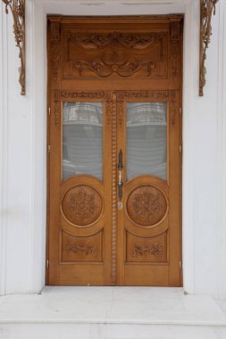 Evin eski ahşap ön kapısı, hırsızlardan ve saldırganlardan korunmak için..