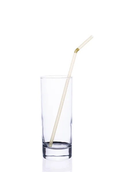 Порожня скляна чашка з трубкою для соку на білому тлі . — стокове фото