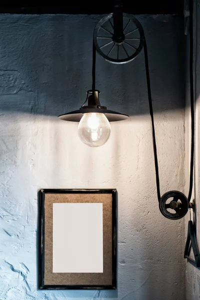 Interiör loft stil, Edisson lampa, ram på väggen med en tom plats för en inskription. — Stockfoto