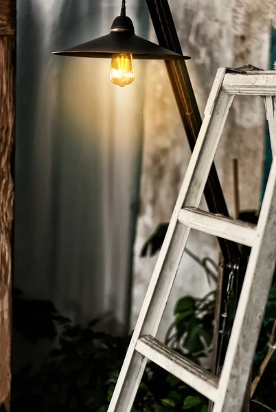 Interiören är en loft stil, Edisson lampan lyser med en varm stil, den vita trappan är en inredning. — Stockfoto